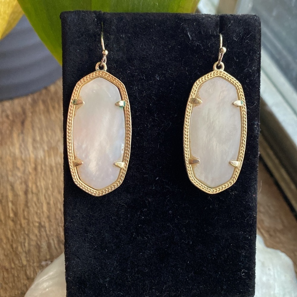 KENDRA‎ Scott Elle Gold Drop Earrings In white pearl